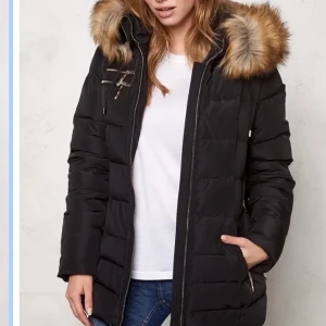 Hollies jacka  - Säljer min hollies vinterjacka som är i mycket bra skick. Storlek 36. 🥰 Skriv för fler bilder! Priser går att diskuteras och frakten är gratis 😇 Äkta päls! 