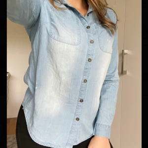 JEANSSKJORTA - Jeansskjorta från full tilt. Använd 2 gånger. Inköpt för ett år sen. Lös passform.