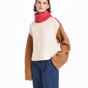 Stickad tröja från H&M premium collection, sååå mysig och snygg!!!!                                                    🍋 strlk 38 🍋 95 % ull, 5% cashmere 🍋 inget att anmärka på i skicket. 🍋 350 kr