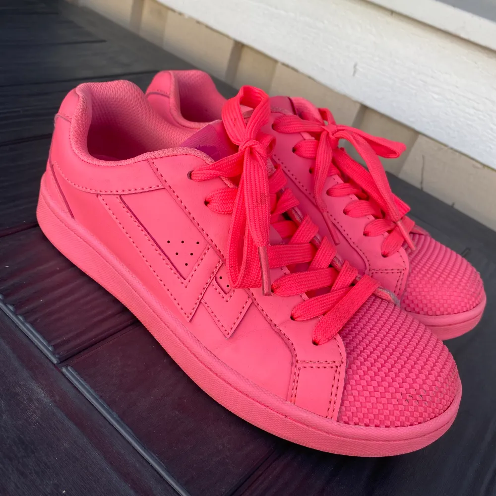 Ett par neonrosa eller starkt rosa sneakers i strl 36, de är mer som 37 i storleken. Tror att de är köpta på din sko eller skopunkten för några år sedan. De är använda men i jättefint skick. Färgen visas bäst på bild 1. Frakt tillkommer !🦋💞. Skor.