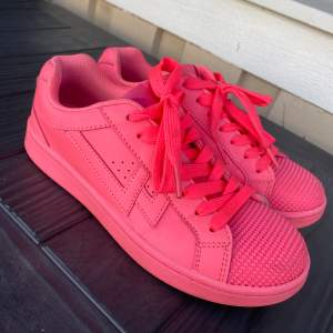 Ett par neonrosa eller starkt rosa sneakers i strl 36, de är mer som 37 i storleken. Tror att de är köpta på din sko eller skopunkten för några år sedan. De är använda men i jättefint skick. Färgen visas bäst på bild 1. Frakt tillkommer !🦋💞