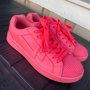 Neonrosa sneakers  - Ett par neonrosa eller starkt rosa sneakers i strl 36, de är mer som 37 i storleken. Tror att de är köpta på din sko eller skopunkten för några år sedan. De är använda men i jättefint skick. Färgen visas bäst på bild 1. Frakt tillkommer !🦋💞