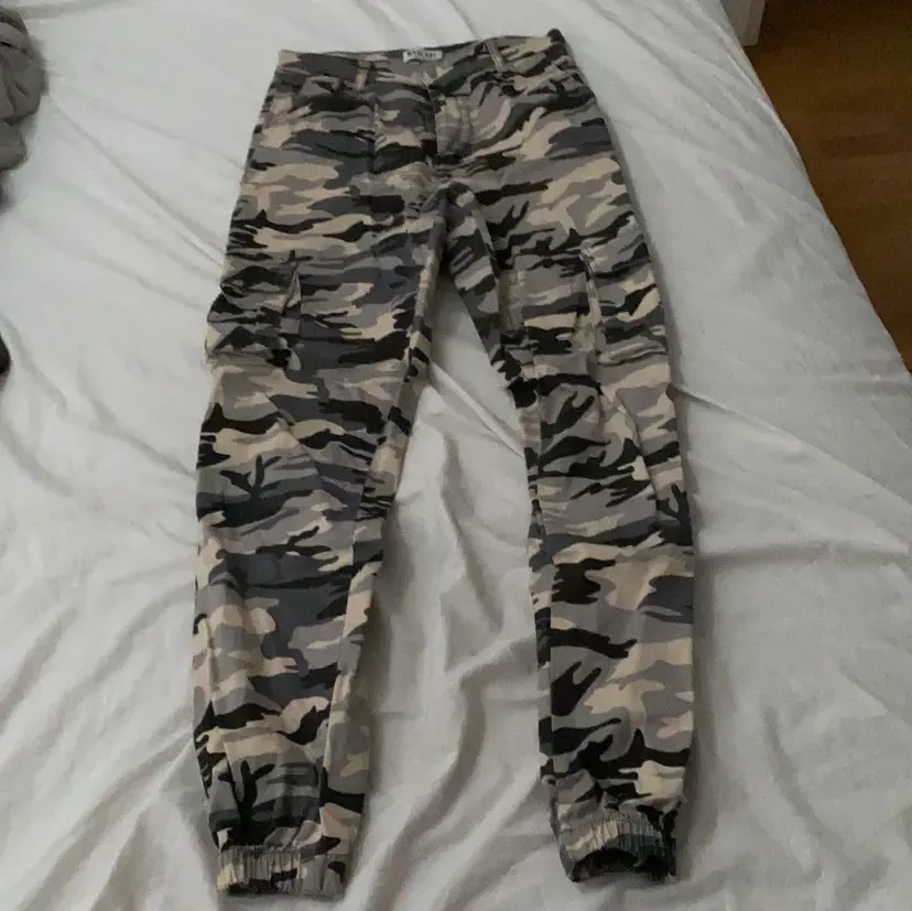 Ett par ljusare militär jeans. Jeans & Byxor.