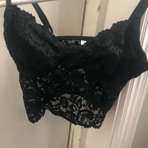 Bh - Bh från Gina Tricot, utan bygel, jättesnygg att ha under stickade tröjor eller bara hemma, helt oanvänd, kommer inte till användning. Storleken är XS