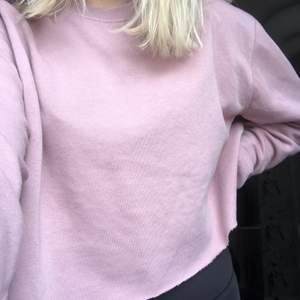 En sweatshirt i storlek L som jag klippt av🤩 Skulle säga att den passar S/M/L beroende på hur oversize man vill att den ska sitta!!