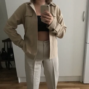 Fin skjorta! - Får alltid så mycket komplimanger när jag har denna skjorta! Superfint material och fin färg. Jag brukar använda den utan ”bältet” men funkar fint med också! Som ny.