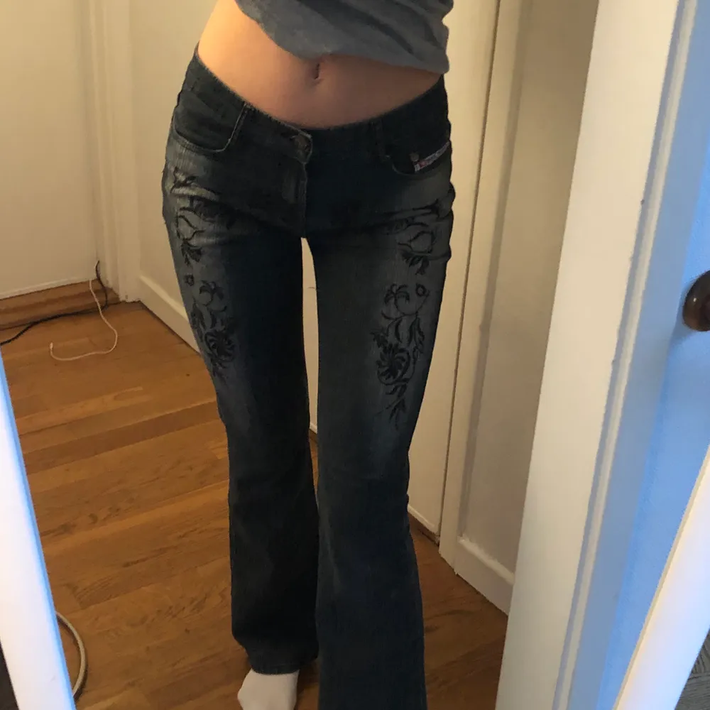 midrise jeans (bootcut). passar fint med grå sweatshirt😸 är 173cm. Jeans & Byxor.