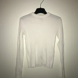 Vit ribbad tröja - Vit ribbad tröja med detaljer på ärmarna och vid tröjans slut. Fint skick! Köparen står för frakten men pris går att diskutera så att alla blir nöjda!💗 Hör av er om det önskas mer bilder eller om ni undrar över något💗