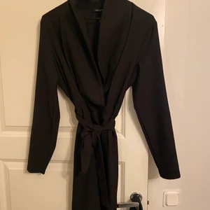 trendyol blazer klänning  - Helt oanvänd med prislapp kvar. Svart, snygg blazerdress. Storlek 40.