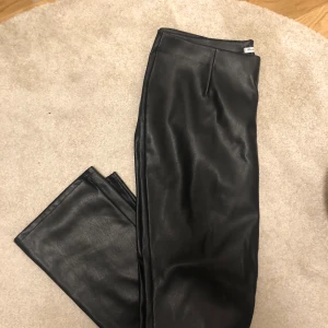 Skinn byxa i flare modell  - Skinnbyxa, flare modell. Inga fickor. Storlek L men skulle säga dem passar M. Knappt använda. 