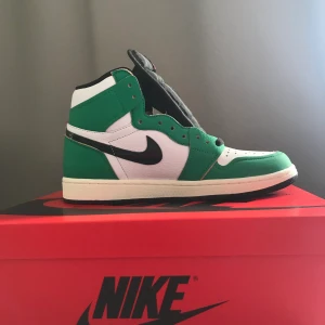 REUPLOAD - Air Jordan 1 High og lucky green i size 40 , aldrig andvända pris 2600 kan diskutera pris vid snabb affär mvh.    Obs sov ej på denna
