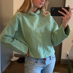 Hoodie - Hoodie från weekday, superfin turkos färg!