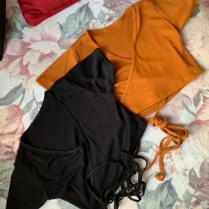 Tröja med band runt midjan - Super fina tröjor du knyter vid midjan! Den svarta är använd o orange är helt ny, en för 50kr båda för 80kr! Bilder kan skickas vid önskning! Frakt ingår inte