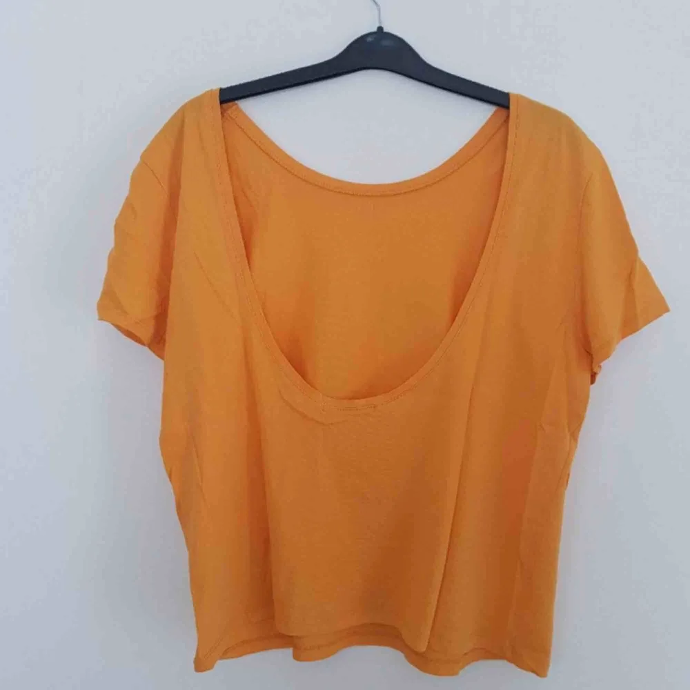 En orange T-shirt från NAKD. Är i bra skick då den tyvärr knappt kommit till användning! Storlek S, och är djup i ryggen. frakten är på 35kr, vilket köparen står för! 😊. T-shirts.