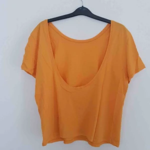  - En orange T-shirt från NAKD. Är i bra skick då den tyvärr knappt kommit till användning! Storlek S, och är djup i ryggen. frakten är på 35kr, vilket köparen står för! 😊