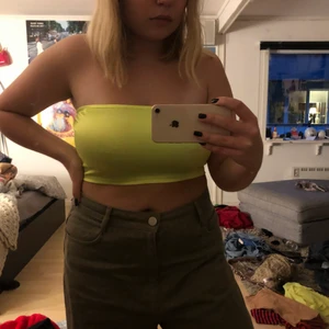 Neongrön/gul BandåTopp  - Neongrön/gul silkes bandåtopp från H&M. Storlek: M Passar folk med både större och mindre byst. #bandåtop #grön #neon #silke Nypris: 99kr Kostnad: 10+22 i frakt 🧚🏼🐸🐍🦜☘️🌛