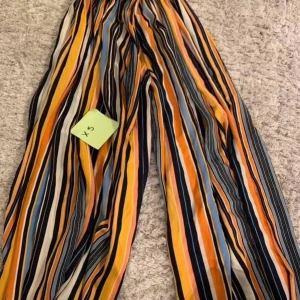 Vidjadebyxor - Super fina viskade byxor använda i 1 tillfälle fint skick! Fler bilder kan skickas vid önskning!