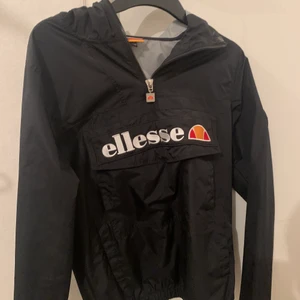 Ellesse vind jacka st Xs - väldigt fin Ellesse vind jacka i St Xs , knappt använd och är i bra skick. Man kan även dra in o ut midjan på den!