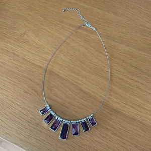 Halsband med lila stenar  - Jättefint halsband med lila stenar. Knappt använt. Endast 15:-, som hittat! 