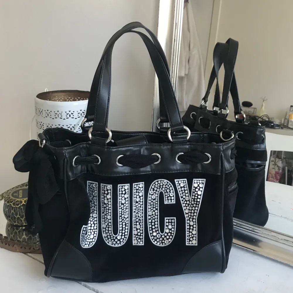 Super söt juicy couture väska, köpt på Raglady för några år sedan☺️ kvalite 6/10!  Budgivning startar från 200☺️. Väskor.