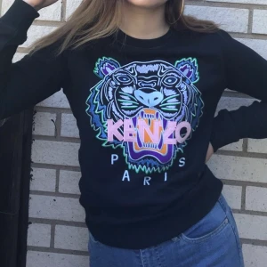 Kenzo sweatshirt - Hej! Jag säljer min Kenzo sweatshirt då sen aldrig kommer till användning. Änvänd max 4 gånger! Nypris är 1999kr men säljer den billigt då jag inte kan hitta kvittot till den. Bud från 800kr!🥰 Köpare betalar frakt! 