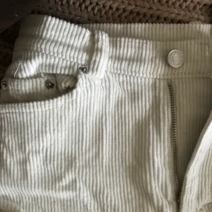 manchesterbyxor & other stories - Superfin vita manchesterbyxor från other stories ! Storlek 34! Köpare står för frakten !