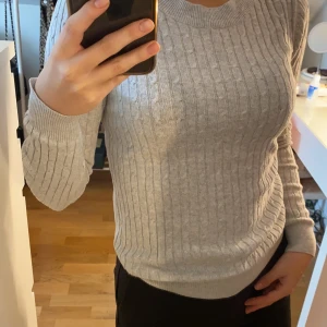 Tröja - Tröja från Gina tricot ,storlek XS. I bra skick. Säljer för 30 kr ,billigare vid snabb affär. 