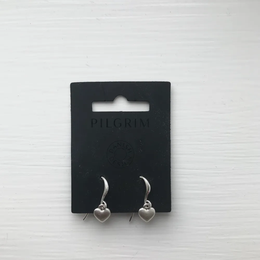 Säljer helt oanvända silverörhängen från Pilgrim. 🥰. Accessoarer.
