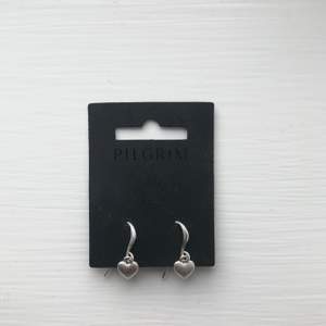Säljer helt oanvända silverörhängen från Pilgrim. 🥰