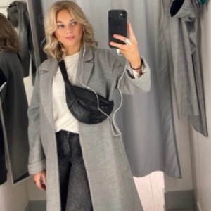 Grå kappa - Skitsnygg grå kappa frpn HM! Tyvärr dålig upplösning på bilderna, pga inget utrymme på telefonen... 