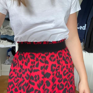 Kjol  - Aldrig använd, köpt på Asos. Sitter bra i midjan pga av den svarta resoren💓💓 Vid flera intresserade så blir det budgivning.. köparen står för frakt. 