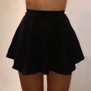 Cirkelskuren kjol - Cirkelskuren kjol från H&M i strl XS! 🖤 