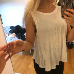 Linne med öppen rygg 🌴 - Knappt använd. Den är one size, jag har XS och den sitter bra på mig men passar nog större också.