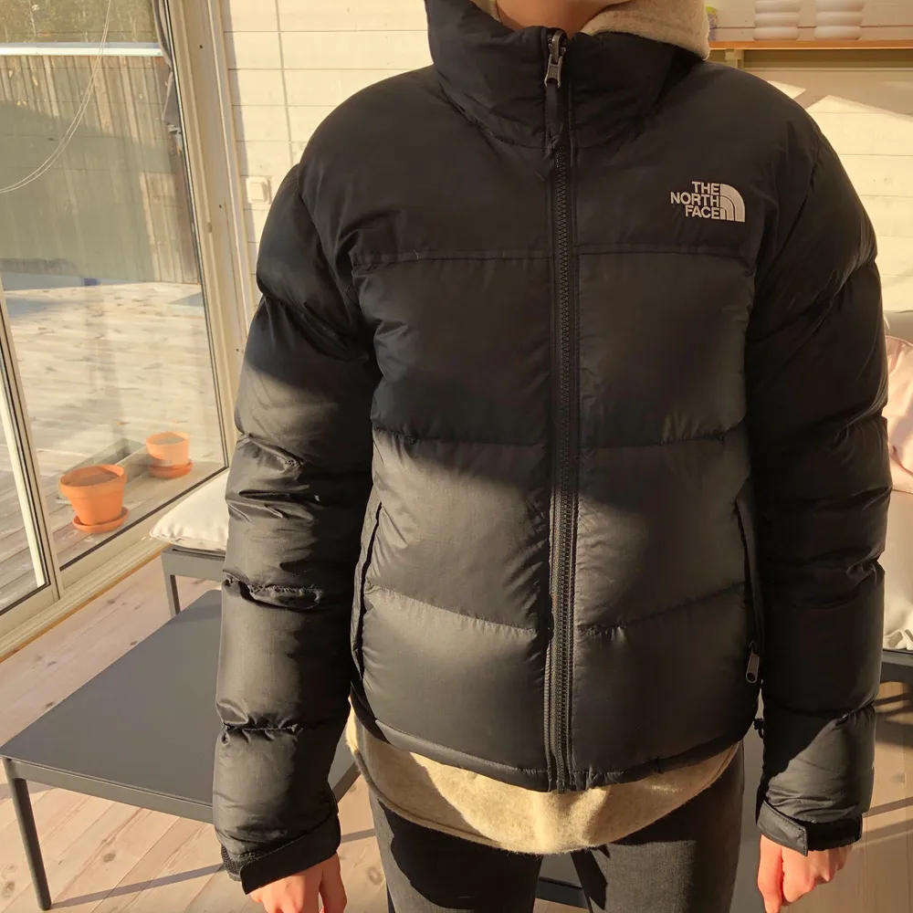 Säljer min North face jacka som köptes för 2 vintrar sen på Jackie för 2800kr. Fint skick, inga defekter. Som helt ny! Jackan är stor i storleken. . Jackor.