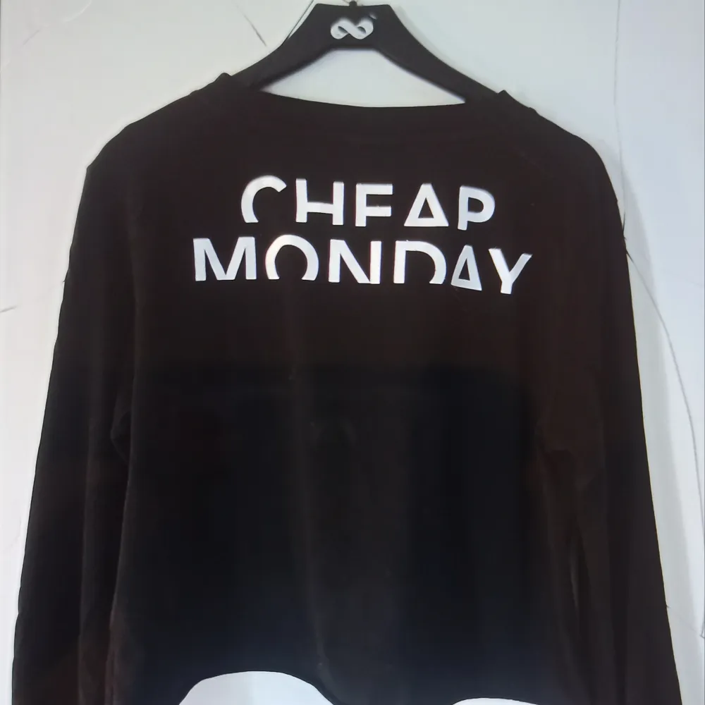 Tshirt från Cheap Monday. Trycket är på ryggen och framsidan är helt svart. Plagget är i fint skick. ✨. T-shirts.