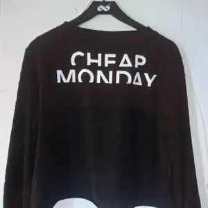 Tshirt från Cheap Monday. Trycket är på ryggen och framsidan är helt svart. Plagget är i fint skick. ✨