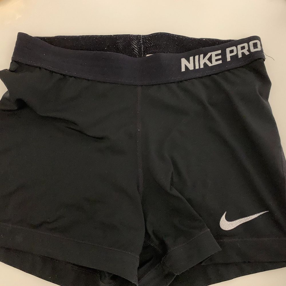 Nike pros i storlek M, passar S också då de är väldigt thigta och i bra skick. Frakt tillkommer. Shorts.