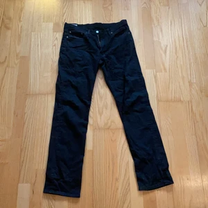 Levis jeans - Svarta Levis jeans i använt skick.