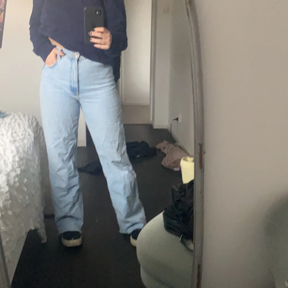 Säljer mina Zara jeans då jag inte använder de. De är knappt använd men klippta där nere då de var för långa när jag köpte de! Ny pris 400kr. Jag är 165 cm lång!. Jeans & Byxor.