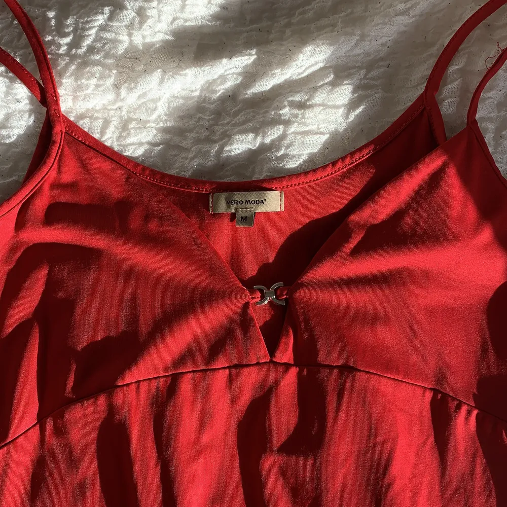 Fin röd klänning från Vero Moda, snygg både till sommar och jul 🎄 . Den är i storlek M och oanvänd, 80kr. Klänningar.