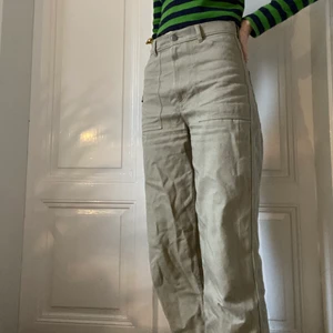 Beiga byxor från &Other Stories! - Ett par snygga beiga byxor från &Other Stories! I sista bilden kan man se att den har en svart fläck på sig men det är knappt märkbart. De är i storlek 26, frakt tillkommer eller så kan jag mötas upp i Stockholm😊 frakten ligger nog runt 44-66kr