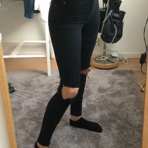 Svarta jeans med hål - Säljer dessa svarta jeans med egengjorda hål, de är från Gina tricot i modellen Molly💕 bra skick!!