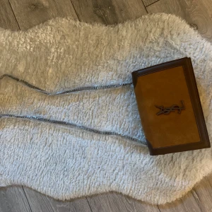 Ysl - en falsk ysl väska.  helt ny.