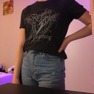 Svart t-shirt  - Buda i kommentarerna, vill helst ha den såld rätt så snabbt💕