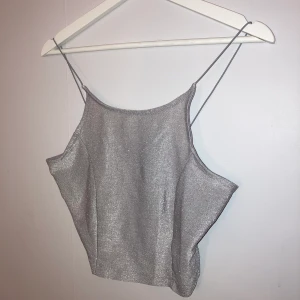 Top - En silvrig top från bikbok superfin som glittrar