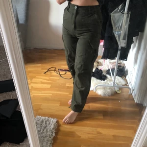 Cargo byxor Weekday - Mörkgröna cargo byxor från Weekday. Snygga och bekväma!