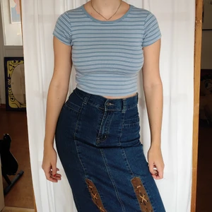 Ljusblå brandy Melville topp - Ljusblå Brandy Melville topp med vita ränder i gott skick. Köparen står för frakt💙