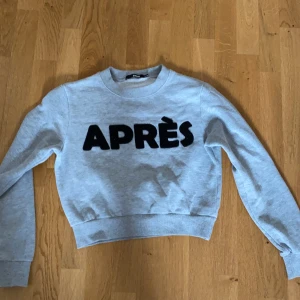 Tröja från Bikbok med text.  - Jättefin. Knappt använd. Säljer då den inte används. Storlek xs. 