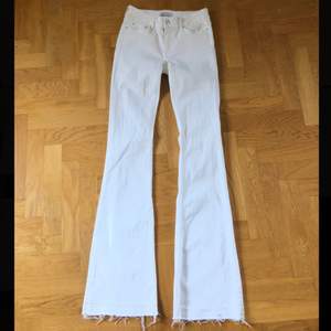 Vita bootcut jeans från Zara i storlek 34💖💖 Endast använda vid ett tillfälle så i fint skick!! Byxorna är ganska långa, är 167cm och för mig blir de långa även med sneakers (kolla andra bilden). Köparen står för frakten🥰