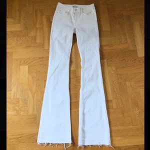 Bootcut jeans - Vita bootcut jeans från Zara i storlek 34💖💖 Endast använda vid ett tillfälle så i fint skick!! Byxorna är ganska långa, är 167cm och för mig blir de långa även med sneakers (kolla andra bilden). Köparen står för frakten🥰